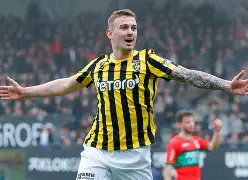 尼斯转会期远射贴柱，志在荷甲名次提升，媒体盛赞，临场指挥获称赞(马丁内斯挡出了穆阿尼近在咫尺的推射)