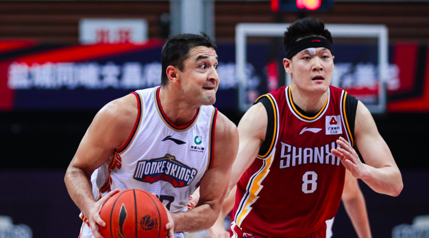 包含上海申花训练开放日；转会期内部沟通引欢呼；CBA季后赛在即；医务组通报恢复的词条